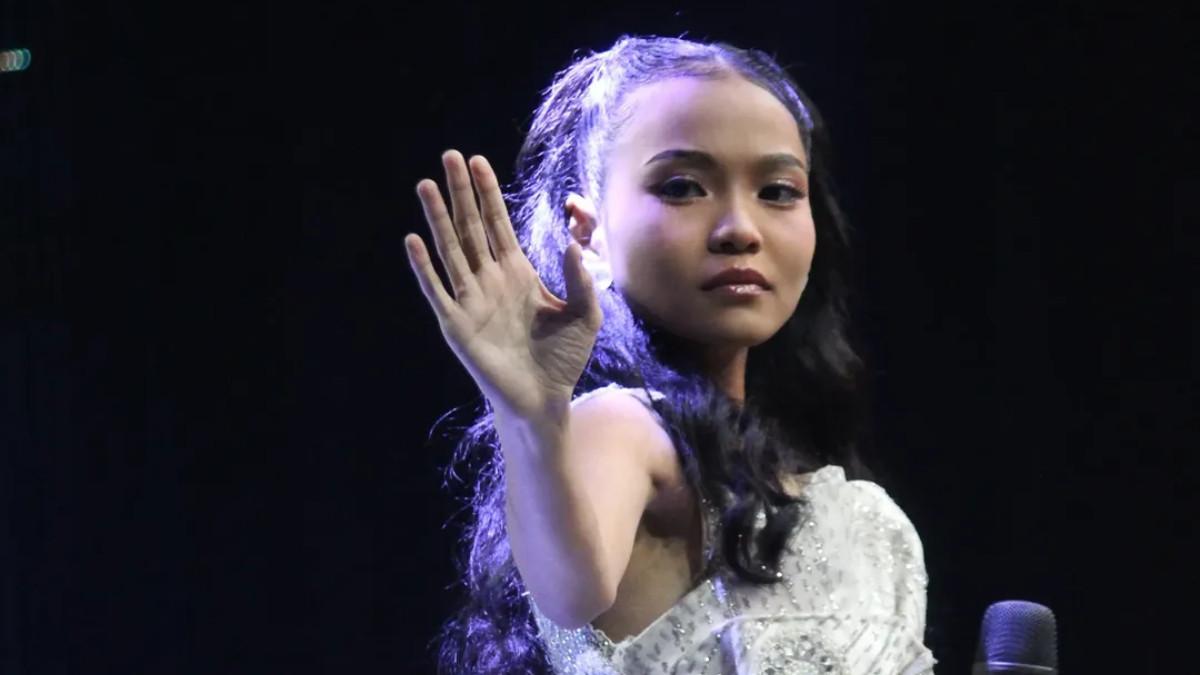 DANGDUT ACADEMY 7 - Syaqirah hanya mendapatkan 2 SO dan akhirnya tersenggol di TOP 7. Syaqirah, kontestan muda asal Sidrap, harus merelakan mimpinya terhenti setelah resmi tersenggol dari kompetisi Dangdut Academy 7.