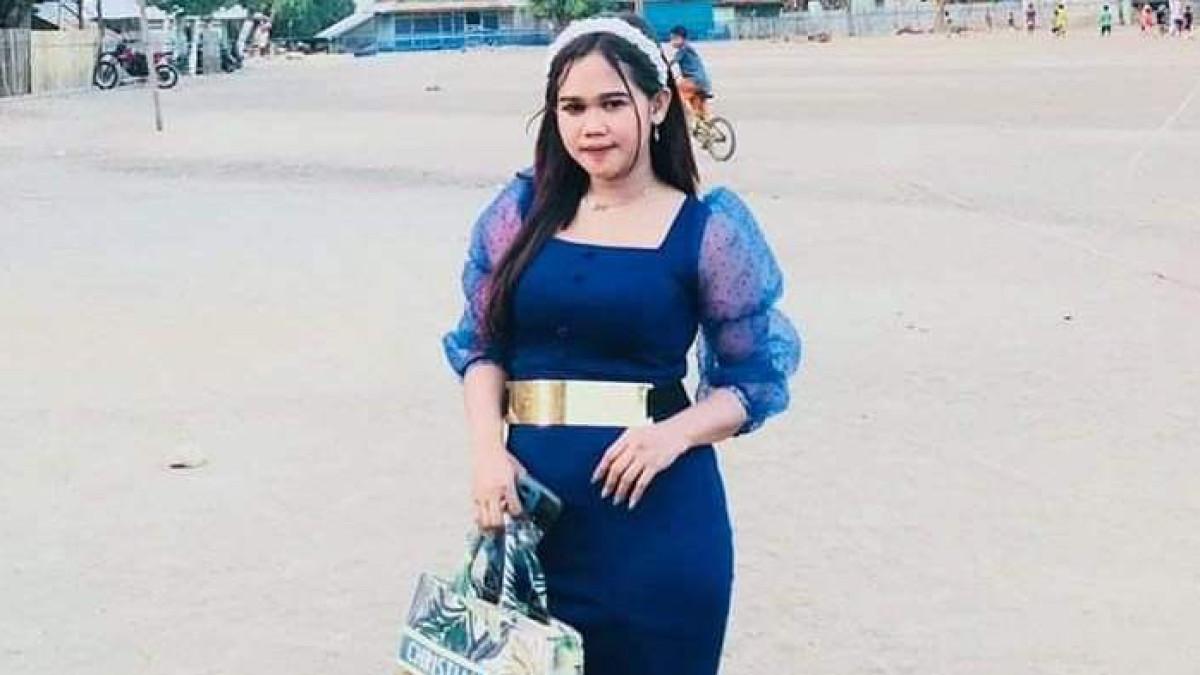 DEDE SHERLYN - Dede Sherlyn penyanyi dangdut asal Bima NTB yang tewas usai minum teh dalam kemasan.