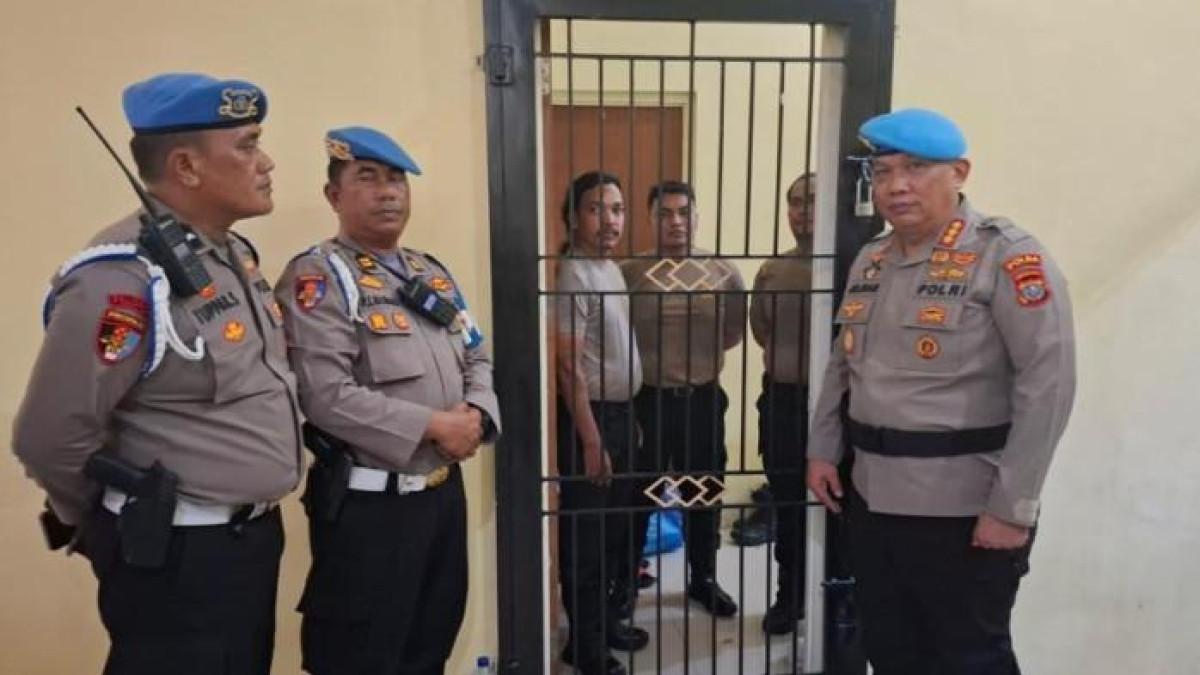 DITAHAN - Momen Kabid Propam Polda Sumut Kombes Julihan Muntaha berdiri dari luar, bersama 4 personel Sat Reskrim Polrestabes Medan yang dikurung imbas dugaan salah tangkap ketua DPW Partai Nasdem, Iskandar, Jumat (17/10/2025). Keempatnya ditahan karena diduga melakukan kesalahan.