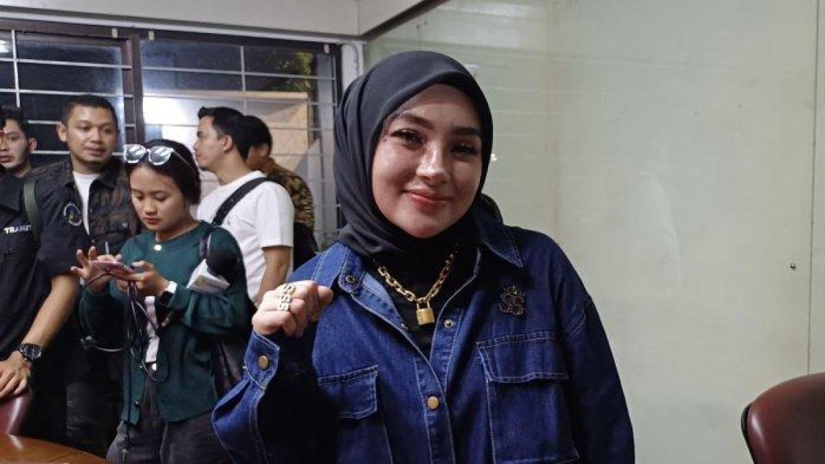 DOKTIF SINDIR SHELLA - Shella Saukia saat ditemui di daerah Menteng, Jakarta Pusat, Rabu (22/1/2025) malam. Doktif mengancam akan mengungkap tabiat buruk Shella Saukia, nama Melda Safitri yang tengah viral kini ikut terseret.