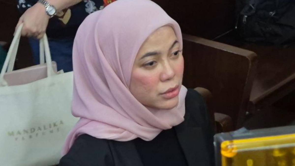 PENAMPILAN DOKTER KAMELIA - Dokter Kamelia tetap hadir di persidangan Ammar Zoni meski sudah diputuskan. Ia pun tampil manglingi dengan hijab pink.