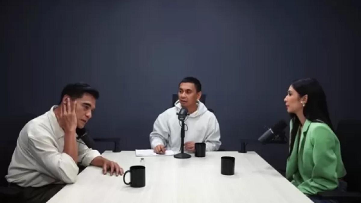 Momen sesaat sebelum Donny Damara muntah darah di Podcast Raditya Dika. Awalnya dia pegang-pegang leher bagian belakang, tak lama setelah itu muntah darah, semua panik.