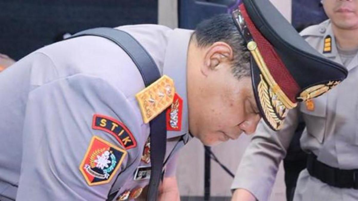 PERWIRA TINGGI POLRI - Dosen Kepolisian Utama Tk. I STIK Lemdiklat Polri, Irjen Pol Gatot Repli Handoko, menyebut bahwa Polri adalah babu masyarakat. Berikut profil dan sepak terjang jebolan Akpol 1991 tersebut.