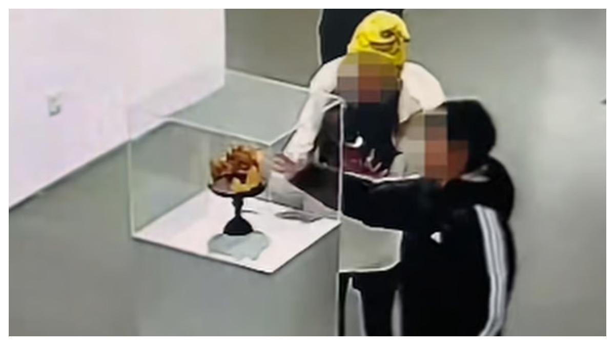Bocah itu membersihkan etalase kaca pameran sementara ibunya memperhatikan. Beberapa detik kemudian, etalase itu roboh.