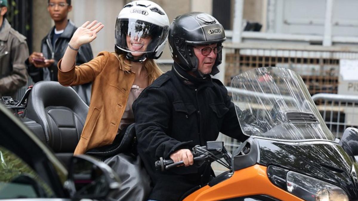 Emma Watson hadir di acara pagelaran busana Miu Miu SpringSummer 2026. Emma Watson naik motor saat pergi meninggalkan acara Paris Fashion Week.