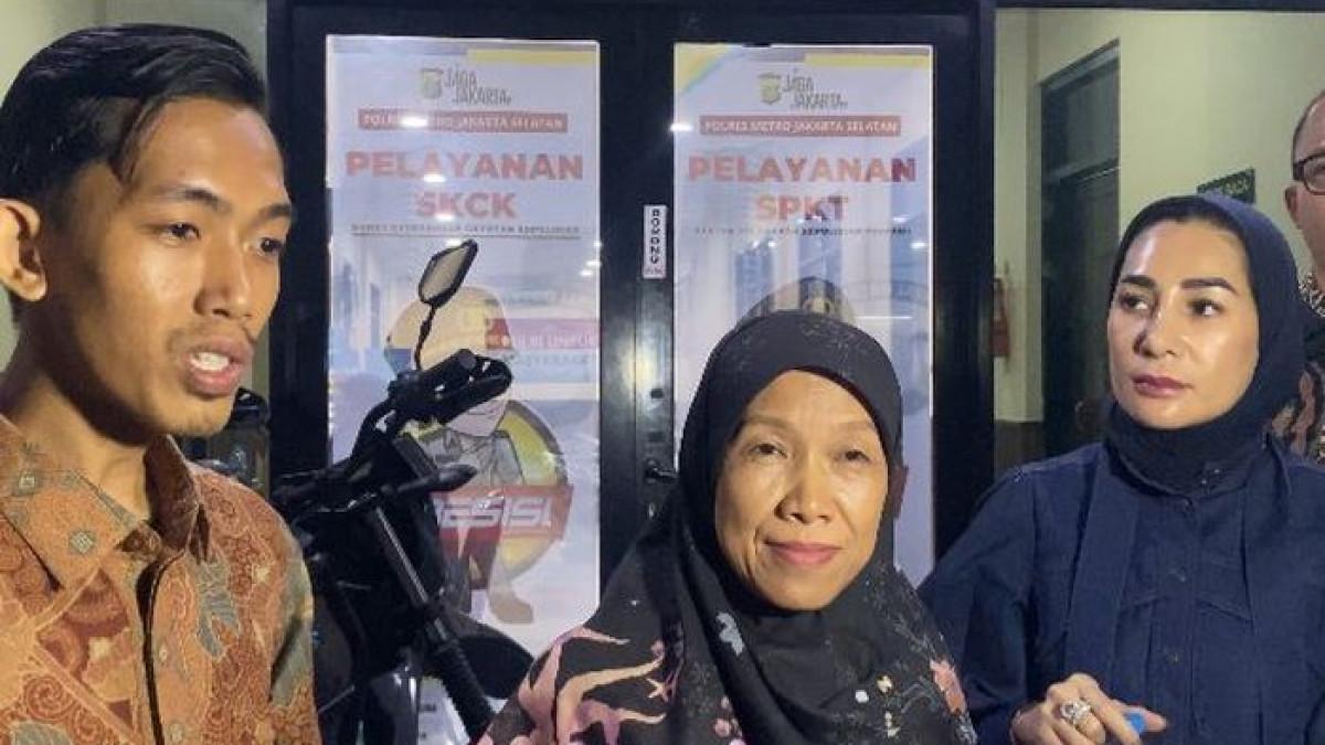 Erin didampingi kuasa hukumnya, Siti Hajar, saat ditemui di Polres Jakarta Selatan, Kamis (30/4/2026) dini hari.