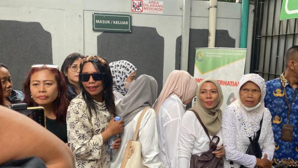 FANS NIKITA MIRZANI - Puluhan fans dan pendukung Nikita Mirzani yang didominasi perempuan sudah tiba sejak pagi sekitar pukul 07.30 WIB di Pengadilan Negeri Jakarta Selatan. Kedatangannya diketahui untuk memberikan dukungan kepada sang idola jelang sidang putusan.