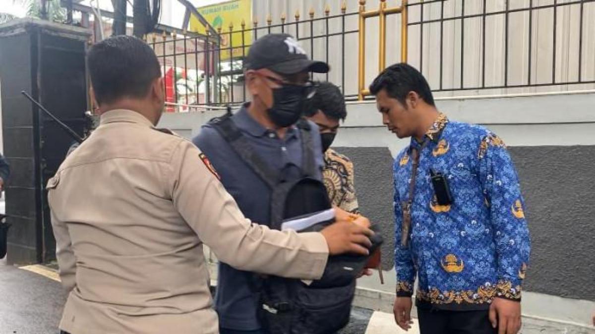 FANS NIKITA MIRZANI - Puluhan fans dan pendukung Nikita Mirzani yang didominasi perempuan sudah tiba sejak pagi sekitar pukul 07.30 WIB di Pengadilan Negeri Jakarta Selatan. Kedatangannya diketahui untuk memberikan dukungan kepada sang idola jelang sidang putusan.