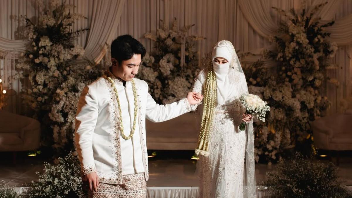 PERNIKAHAN FIKI NAKI - Fiki Naki menikahi Tinandrose, seorang penulis buku, sekaligus pebisnis muda. Berikut ini sekilas soal sosok gadis yang meluluhkan Fiki Naki.