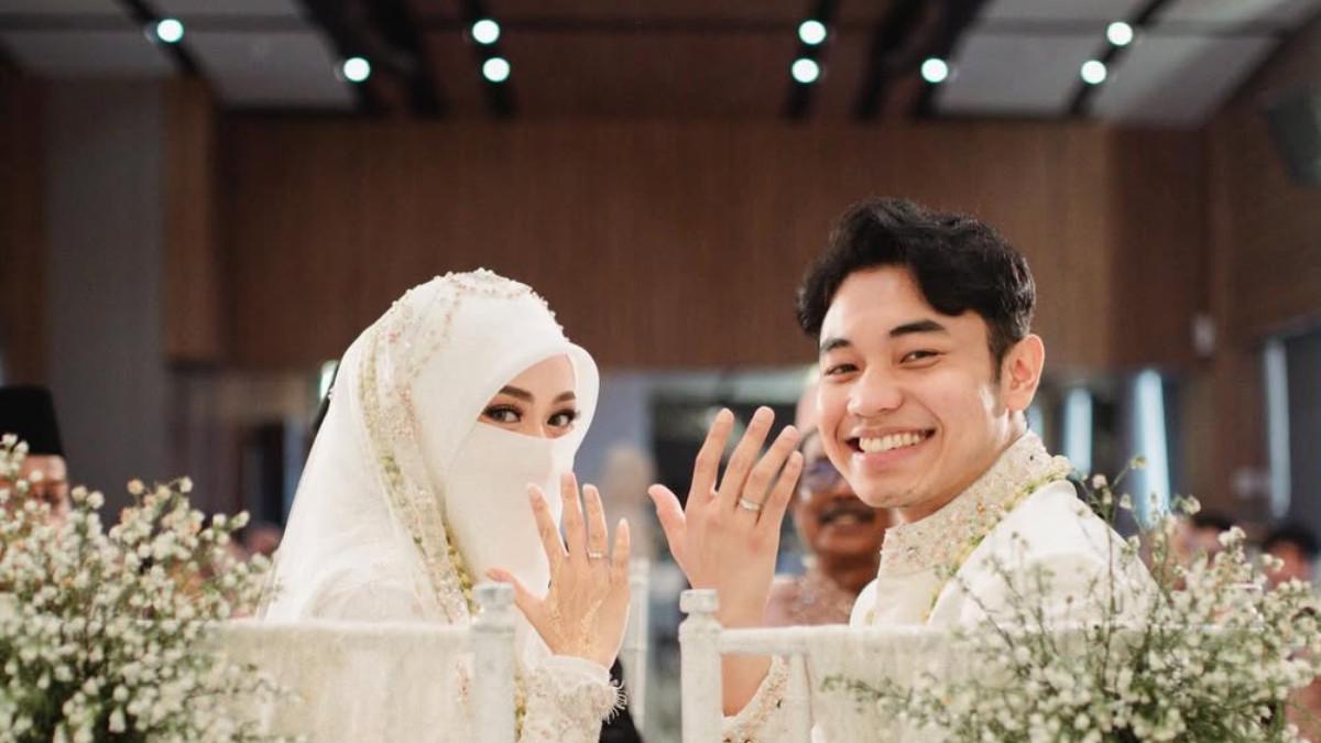 PERNIKAHAN FIKI NAKI - Fiki Naki menikahi Tinandrose, seorang penulis buku, sekaligus pebisnis muda. Berikut ini sekilas soal sosok gadis yang meluluhkan Fiki Naki.