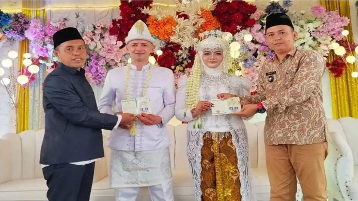 BULE NIKAHI GADIS LUBUKLINGGAU -- Foto bersama Emre Daghi pria asal Turki usai melangsungkan ijab qobul menikahi Wulandari warga Kelurahan Taba Baru Kecamatan Lubuklinggau Utara I, Kota Lubuklinggau, Sumatera Selatan, Jumat (20/2/2026)