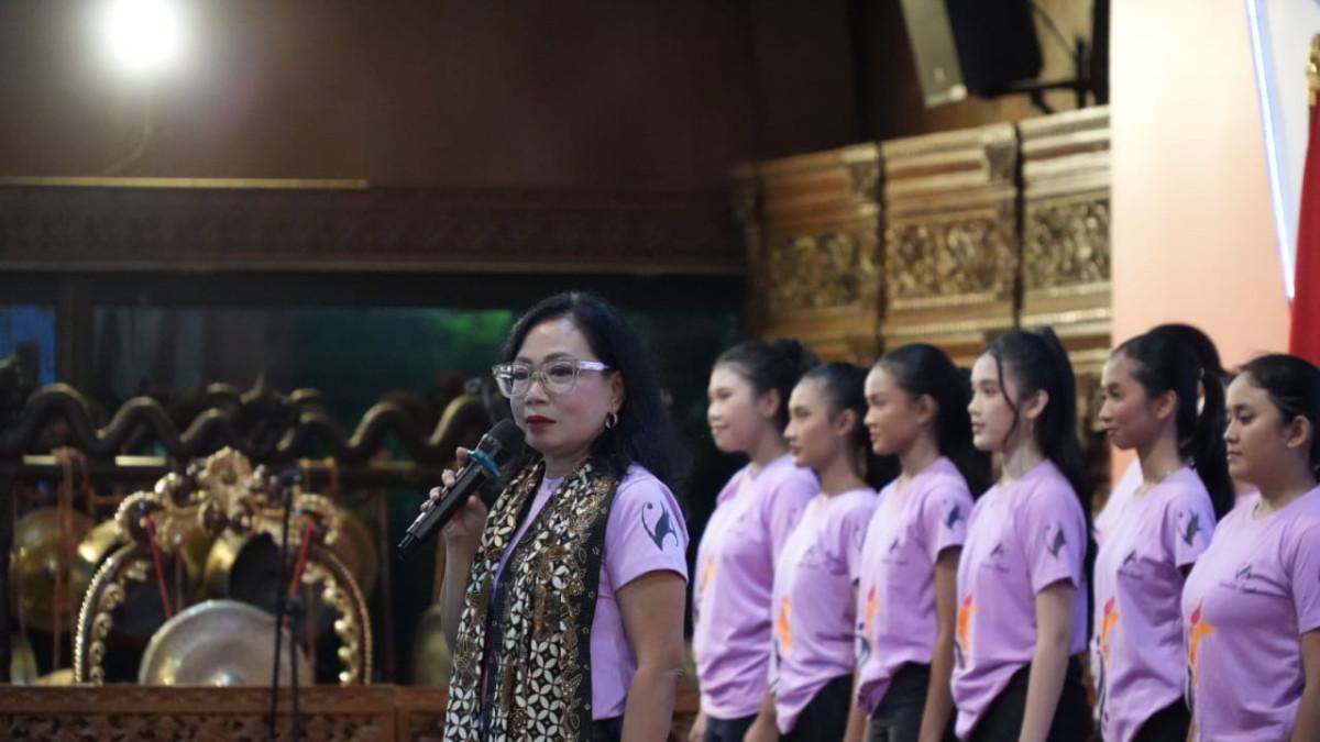 VOCALISTA ANGELS CHOIR- Founder Vocalista Angels Tersierra Rosa saat Konser Pamitan di Pendopo Pemkab Klaten, Minggu (13/10/2025).