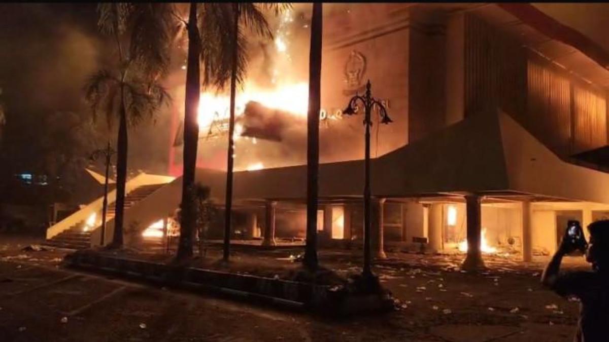 GEDUNG DPRD DIBAKAR - Kantor DPRD Makassar dibakar massa demonstran, Jumat (29/8/2025) malam.