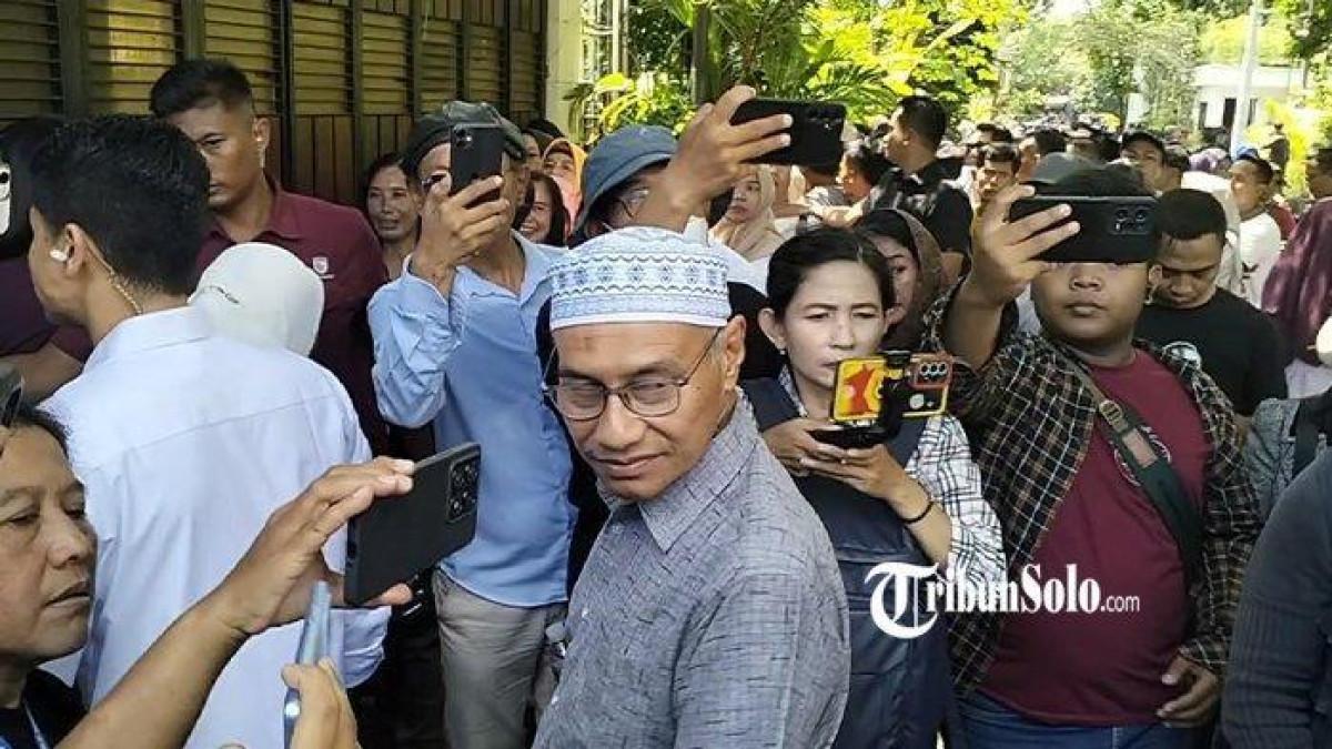 GERUDUK RUMAH JOKOWI - Wakil Ketua TPUA Rizal Fadilah saat ditemui di kediaman Presiden ke-7 RI Jokowi, di Solo, Jawa Tengah, Rabu (16/4/2025). Rizal Fadillah telah resmi ditetapkan sebagai tersangka dalam kasus tudingan ijazah palsu Jokowi.