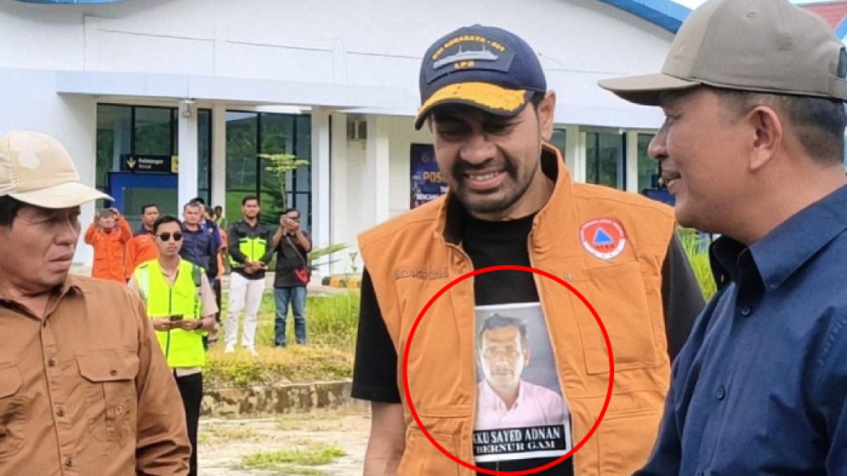 GUBERNUR ACEH MUALEM - Gubernur Aceh Muzakir Manaf atau Mualem pakai kaos Gubernur GAM.