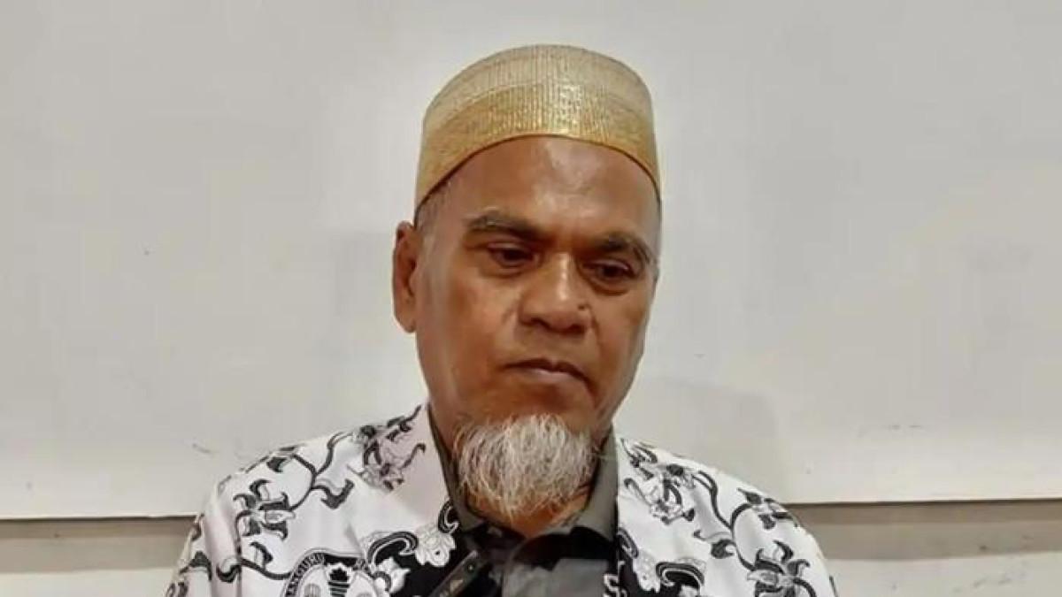 GURU DIPECAT - Guru Sosiologi SMAN 1 Luwu Utara, Abdul Muis, saat ditemui di Sekretariat PGRI Luwu Utara, Minggu (9/11/2025). Ia kecewa terhadap keputusan Gubernur Sulsel yang memberhentikannya tidak dengan hormat akibat kasus dana komite sekolah.