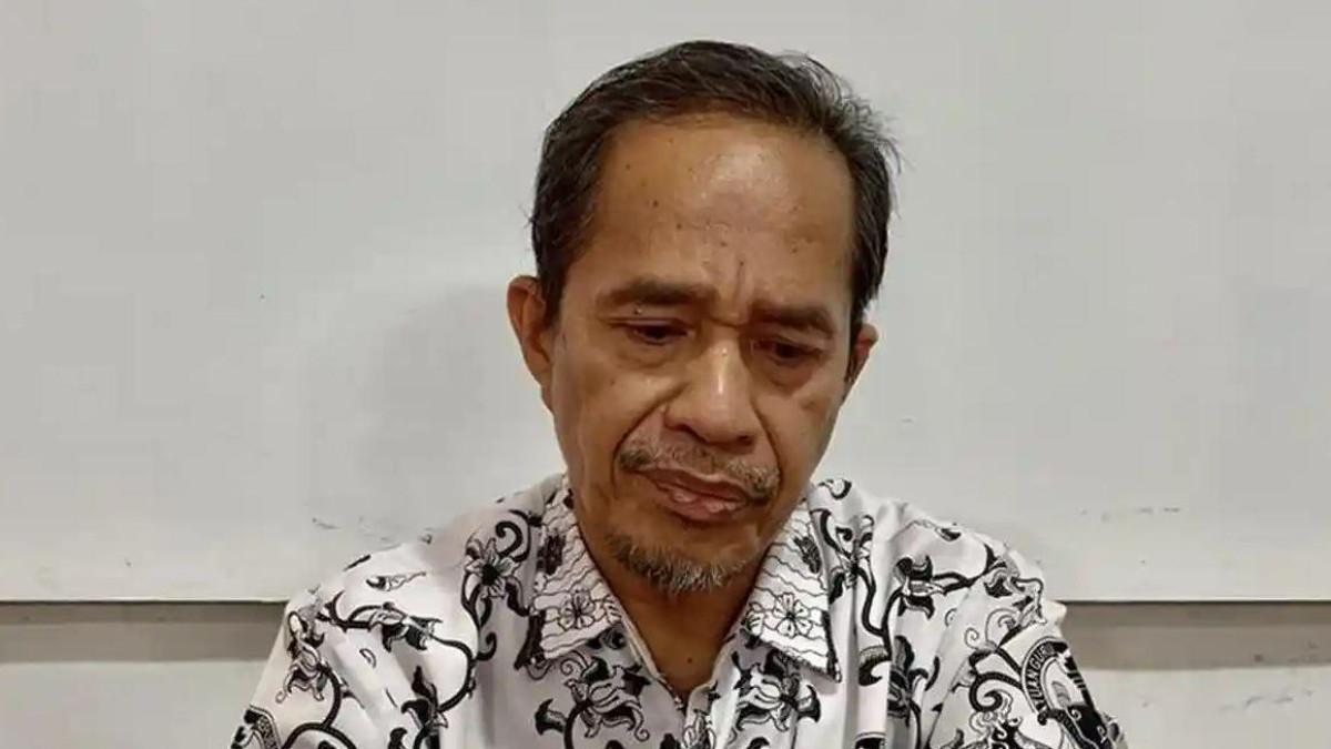 GURU DIPECAT - Rasnal, mantan Kepala SMAN 1 Luwu Utara yang kini mengajar di SMAN 3 Luwu Utara, ditemui di sekretariat PGRI Luwu Utara, Minggu (9/11/2025). Ia diberhentikan tidak dengan hormat karena kasus dana komite sekolah sebesar Rp20 ribu per siswa.