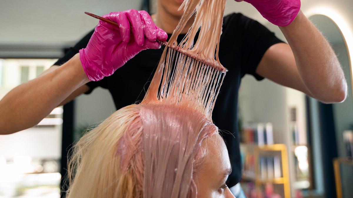 MEWARNAI RAMBUT - Gadis di Tiongkok atau China didiagnosis mengalami penyakit ginjal karena efek kandungan kimia dari cat rambut. (Ilustrasi)