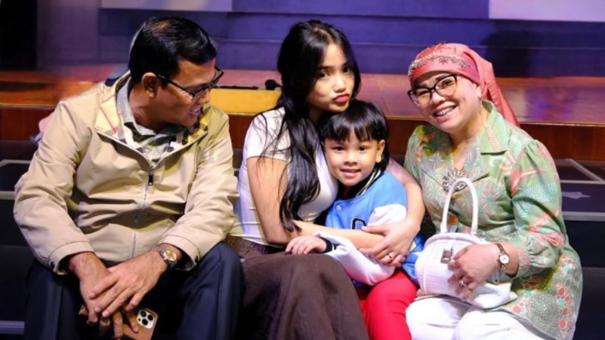 KABAR TERKINI GALA - Gala Sky anak Vanessa Angel dan Bibi kini telah tumbuh menjadi bocah yang menggemaskan. Fuji selalu ada untuk keponakannya tersebut.