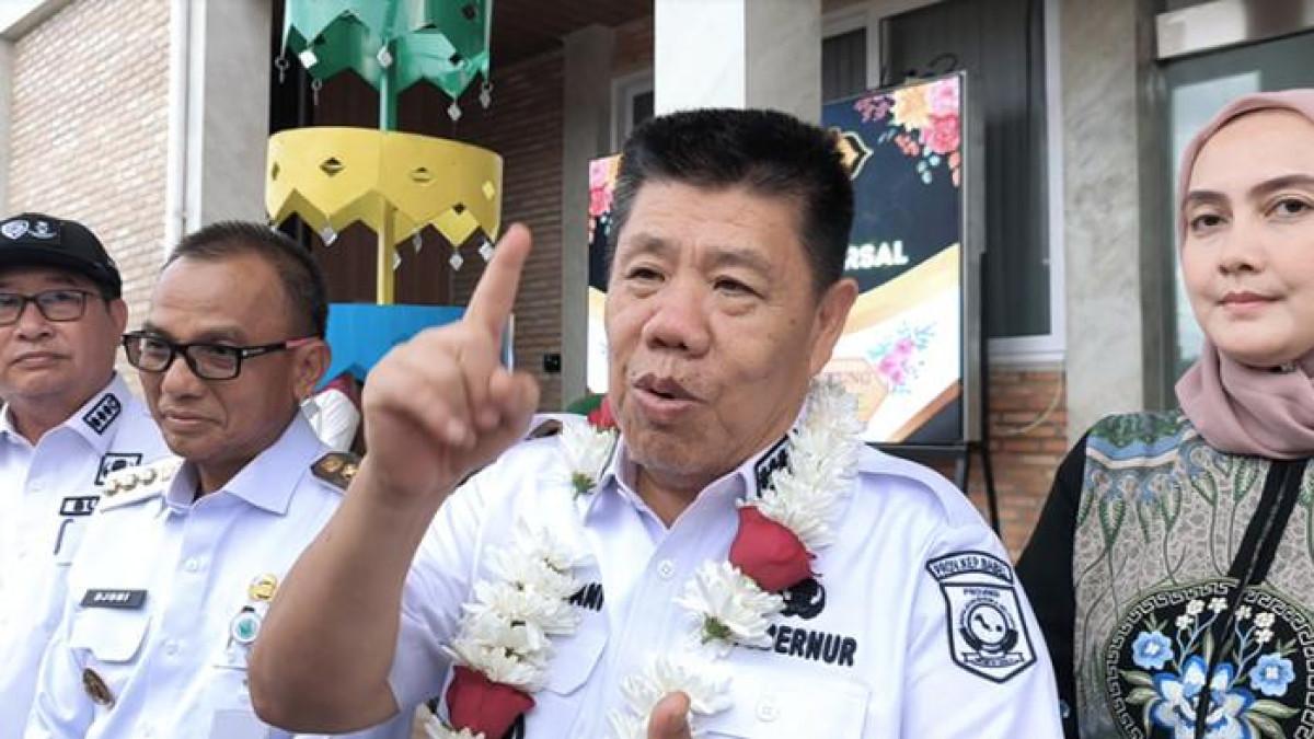 BABEL LAPOR POLISI - Gubernur Bangka Belitung, Hidayat Arsani, ditemui awak media saat kunjungan kerja di Belitung, Rabu (22/10/2025). Pemprov Babel lapor polisi