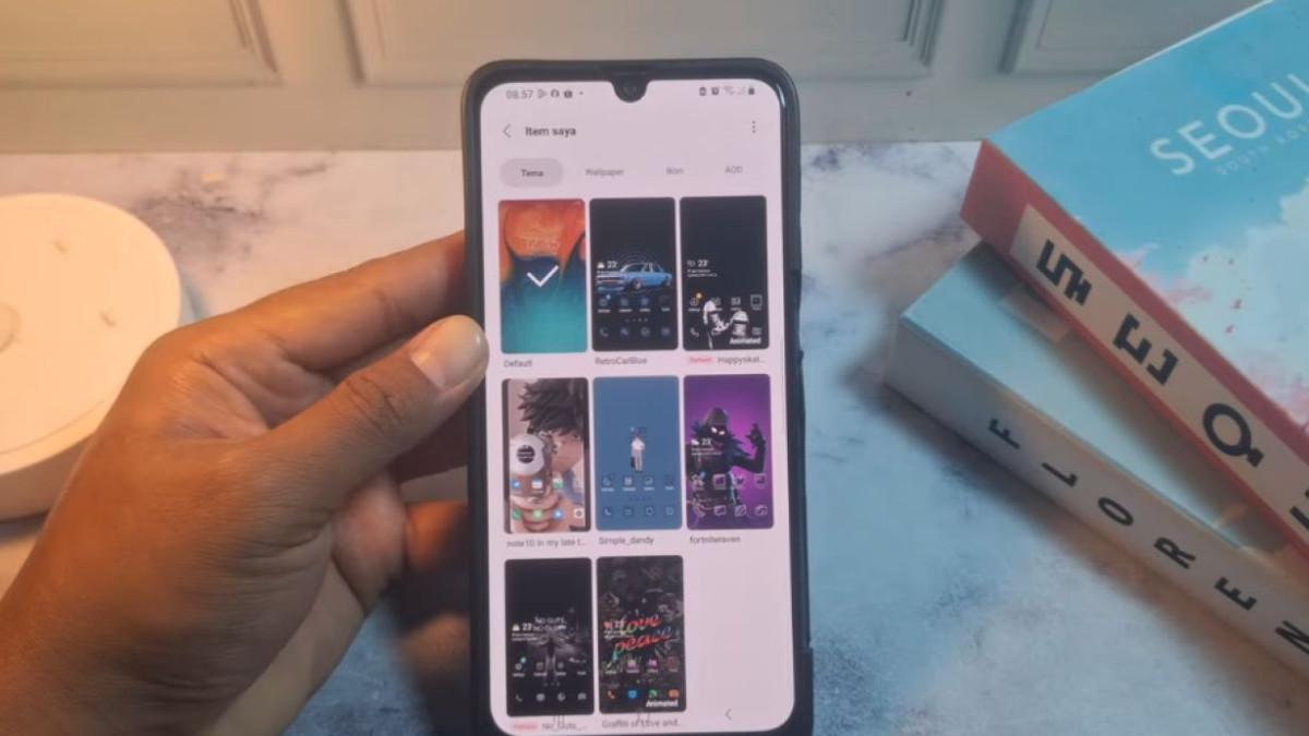 Gunakan Tema dan Wallpaper yang Lebih Sederhana