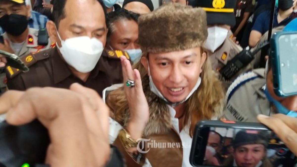 DRAMA HABIB BAHAR - Potret Habib Bahar bin Smith menjalani sidang dengan agenda pembacaan dakwaan di Pengadilan Negeri (PN) Bandung, Jalan LLRE Martadinata, Kota Bandung, Jawa Barat, Selasa (5/4/2022). Selebgram Tengku Zanzabella turut berkomentar soal pengakuan istri siri Habib Bahar, Helwa Bachmid.