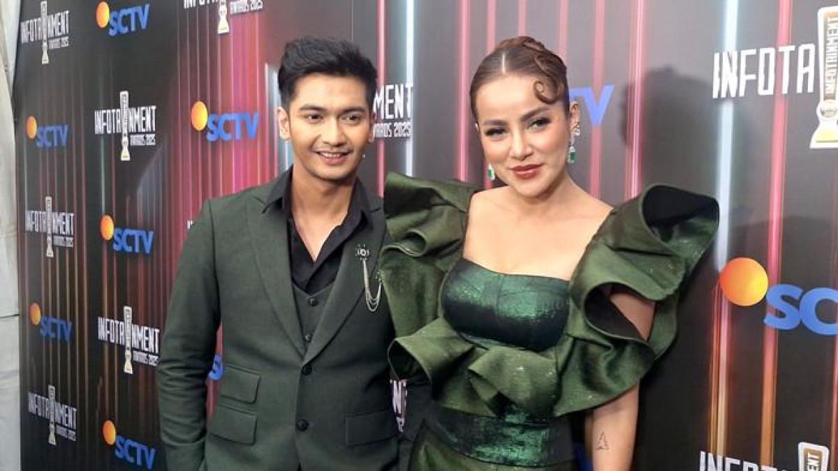 HUBUNGAN OLLA RYAN - Olla Ramlan ketika ditemui bersama Teuku Ryan, disela acara Infotainment Awards, di Studio Emtek Daan Mogot, Jakarta Barat, Jumat (19/9/2025) malam. Teuku Ryan mengungkapkan hubungan sebenarnya dengan Olla Ramlan.