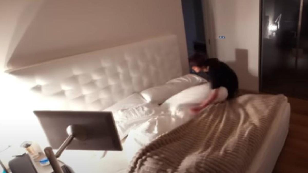 RUMAH HAECHAN NCT - Foto tangkapan layar diolah dari YouTube NCT, Kamis (28/8/2025). Haechan NCT pamer rumah mewahnya, hal yang jarang dilakukan oleh artis Korea. Seperti apa penampakan hunian Haechan?