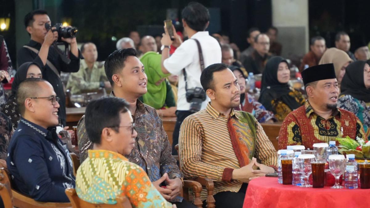 KENAL PAMIT KAJARI - Bupati Klaten Hamenang Wajar Ismoyo (tengah) bersama Wakil Bupati Benny Indra Ardhianto dan jajaran Forkopimda Klaten menghadiri acara Kenal Pamit Kepala Kejari Klaten di Pendopo Pemkab Klaten, Sabtu (2/11/2025) malam.