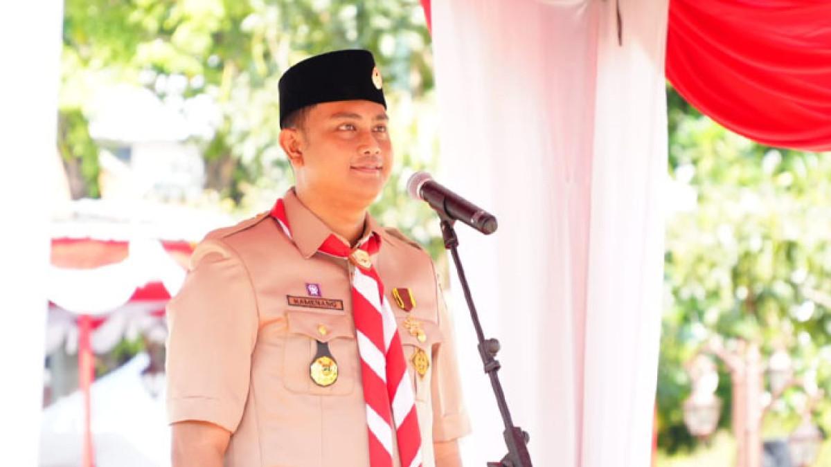 PRAMUKA KWARCAB KLATEN - Bupati Klaten sekaligus Ketua Mabicab Pramuka Klaten Hamenang Wajar Ismoyo, memimpin upacara peringatan Hari Pramuka ke-64 Kwarcab Kabupaten Klaten di Alun-alun Klaten, Senin (22/9/2025).