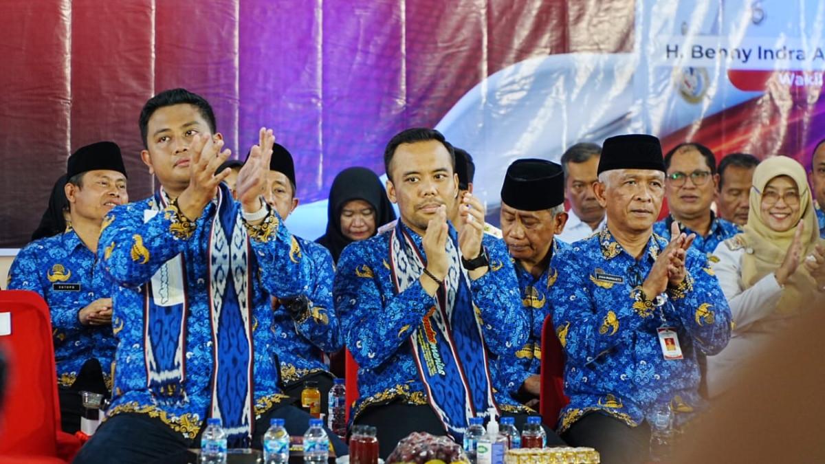 PROGRAM SAMBUNG RASA - Bupati Hamenang dan Wabup Benny mendengarkan sambutan Kepala Desa Heru Purnomo yang menjelaskan berbagai potensi desa.