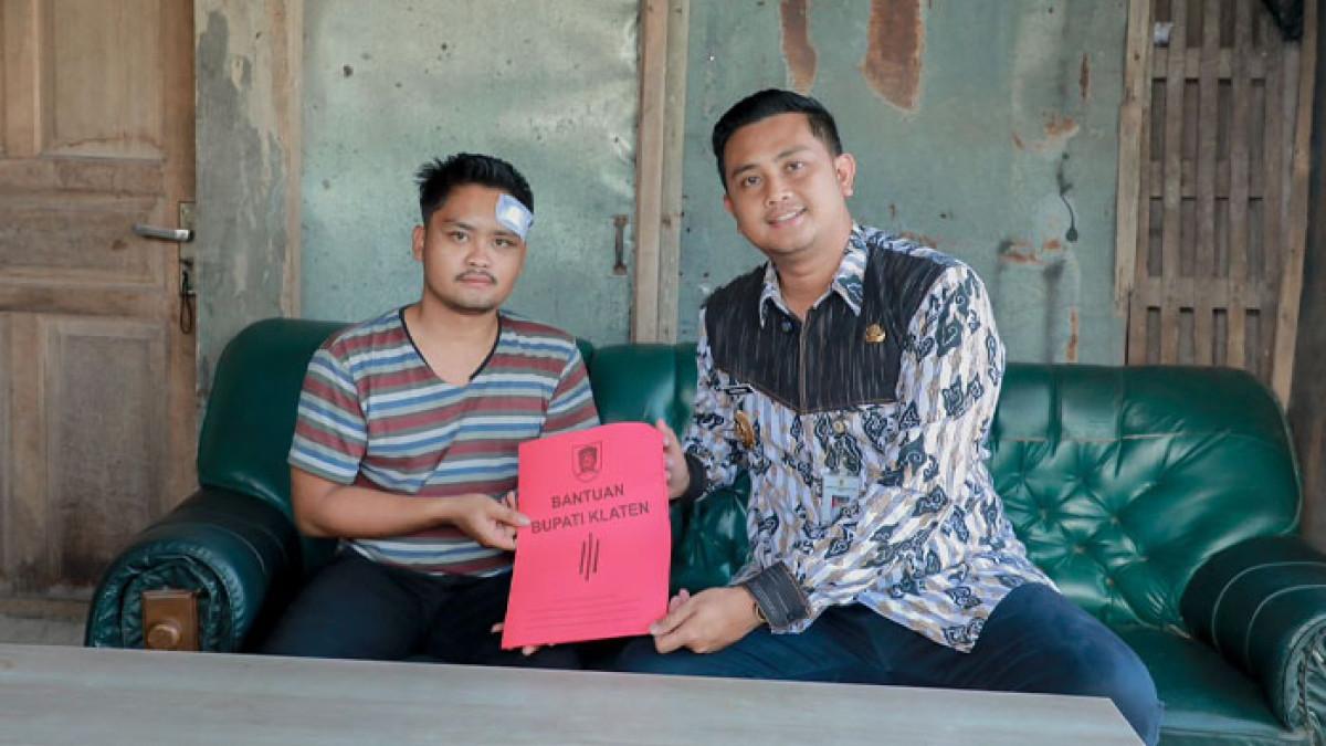 KESENIAN DI KLATEN - Bupati Klaten Hamenang Wajar Ismoyo menjenguk dan memberikan dukungan moril kepada korban insiden pemukulan terhadap seniman saat pentas musik di Gemblegan, Kalikotes, Kamis (2/10/2025).