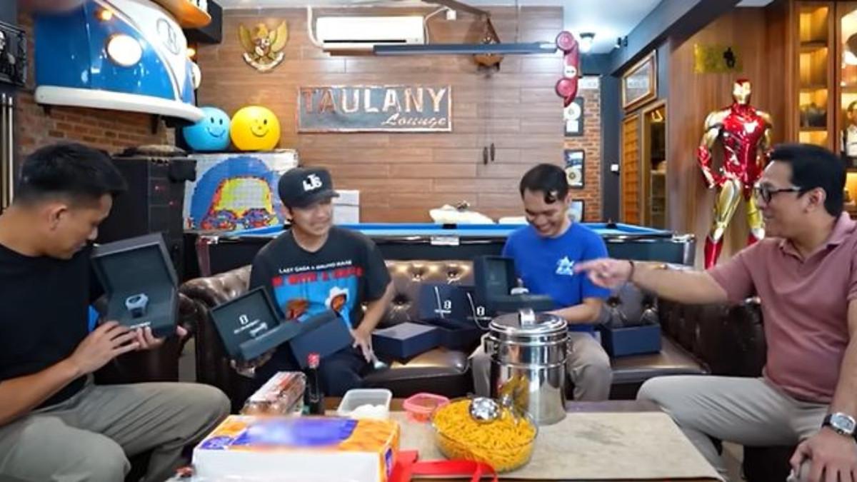 Harga jam tangan Regan Harney Onyx Andre Taulany yang diberikan pada tiga pemain film Agak Laen, yakni Indra Jegel, Boris Bokir, dan Bene Dion.