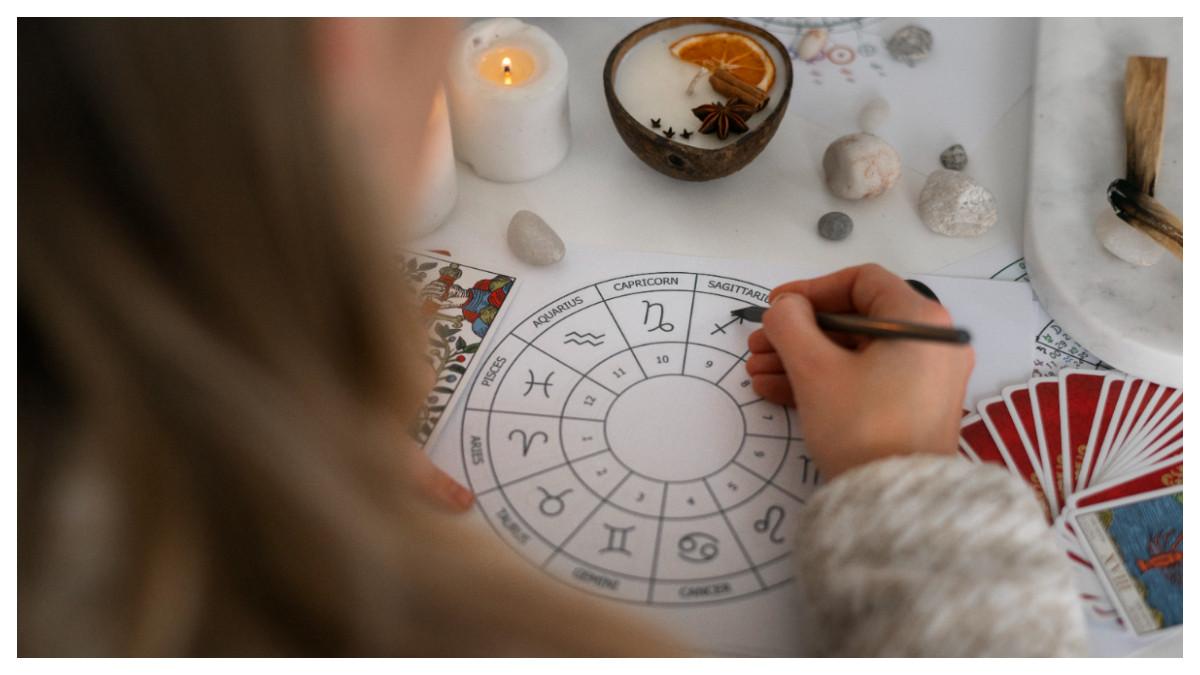 Hoki mengalir bagi 5 zodiak besok 25 November memandu Anda melihat siapa yang beruntung dan siap menerima keberuntungan.