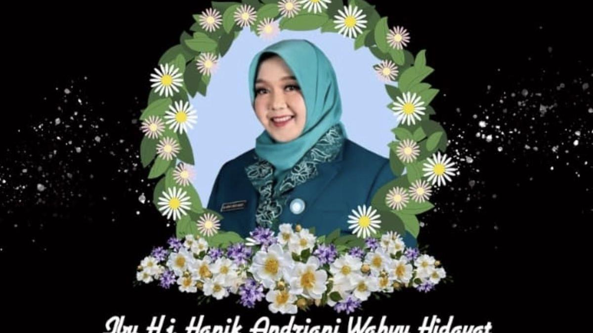 ISTRI WALI KOTA MALANG TUTUP USIA - Kepergian Hj. Hanik Andriani,  istri Wali Kota Malang Wahyu Hidayat, terbilang mengejutkan, sebelumnya tidak ada keluhan kesehatan.