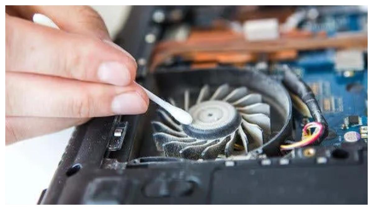 Ilustrasi membersihkan kipas internal laptop