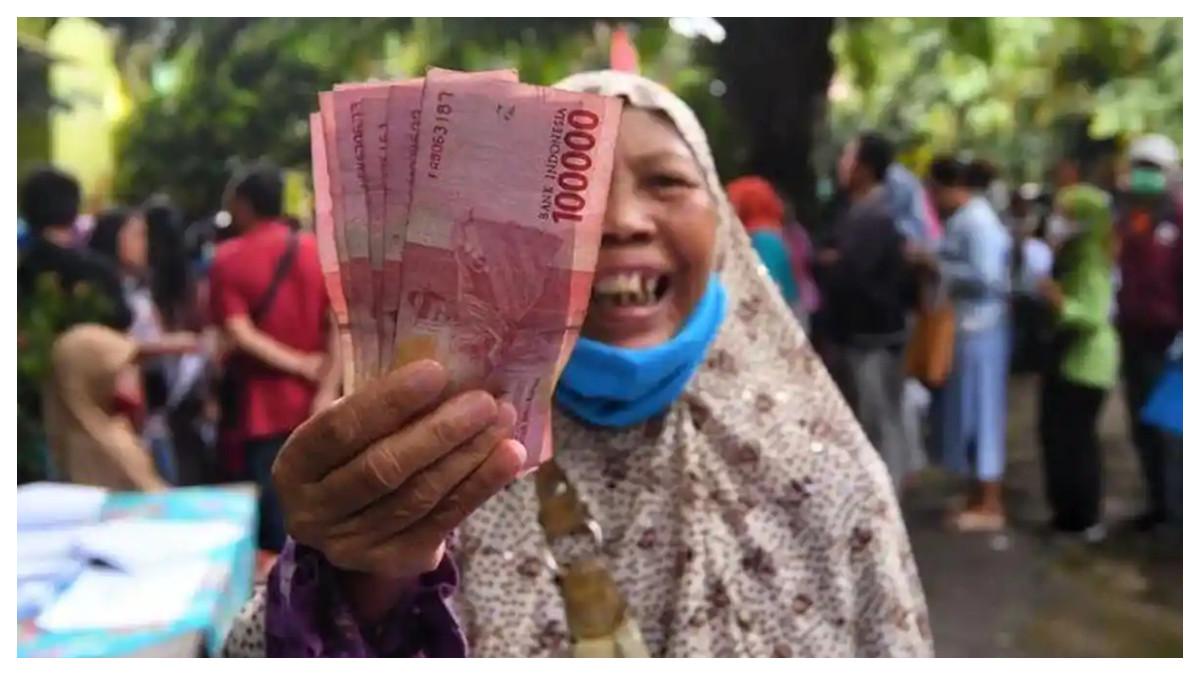 BANSOS - Ilustrasi warga menunjukkan bantuan sosial atau bansos berupa uang tunai. Kemensos membuka peluang dan kesempatan bagi masyarakat yang ingin mengajukan sebagai penerima BLT Kesra Rp900.000, Rabu (26/11/2025).
