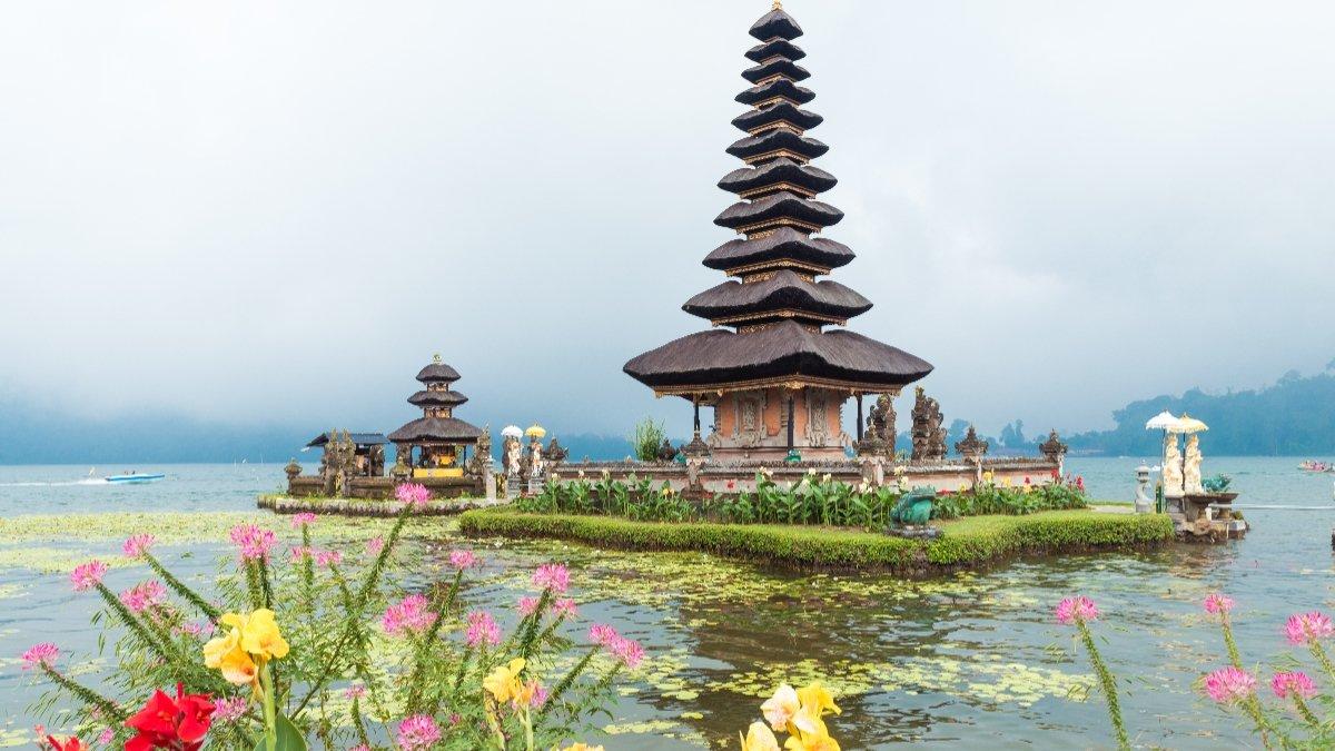 Pura Ulun Danu Beratan, Bedugul, Bali.


Inilah wilayah terdingin di Pulau Bali, terkenal dengan Pura Ulun Danu Beratan, suhu bisa mencapai 10 derajat celsius, mengalahkan Kintamani.