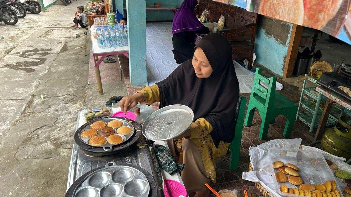 TRADISI YAA QAWIYYU - Isma (27), pedagang apem yang berjualan di gang sempit dekat Makam Kiai Ageng Gribik