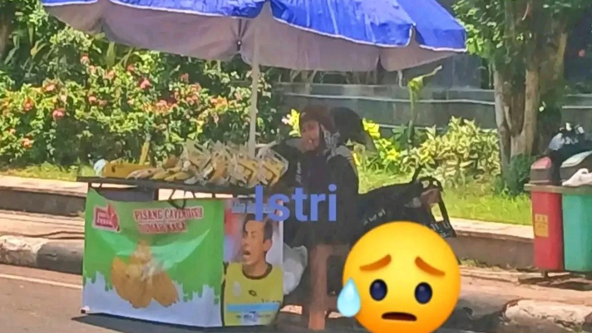 KELUARGA KHOIRUL HUDA - Istri almarhum Khoirul Huda, Lidya berjualan pisang untuk menyambung hidup.