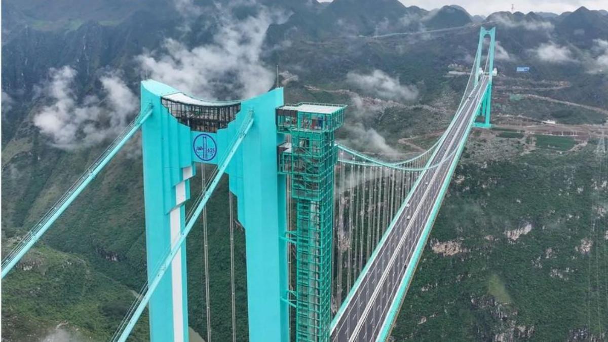 JEMBATAN TERTINGGI DI DUNIA - Inilah jembatan ini bernama Grand Canyon Huajiang yang berada di Tiongkok, ada cafe di ketingian 800 meter.