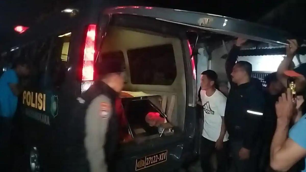 JENAZAH POLISI - Suasana pemberangkatan jenazah Bripda DP (19) di RS Bhayangkara Makassar menuju kampung halamannya di Kabupaten Pinrang, Sulawesi Selatan, Minggu (22/2/2026) malam. Bripda DP polisi junior diduga meninggal dunia setelah mengalami penganiayaan secara beramai-ramai oleh seniornya.