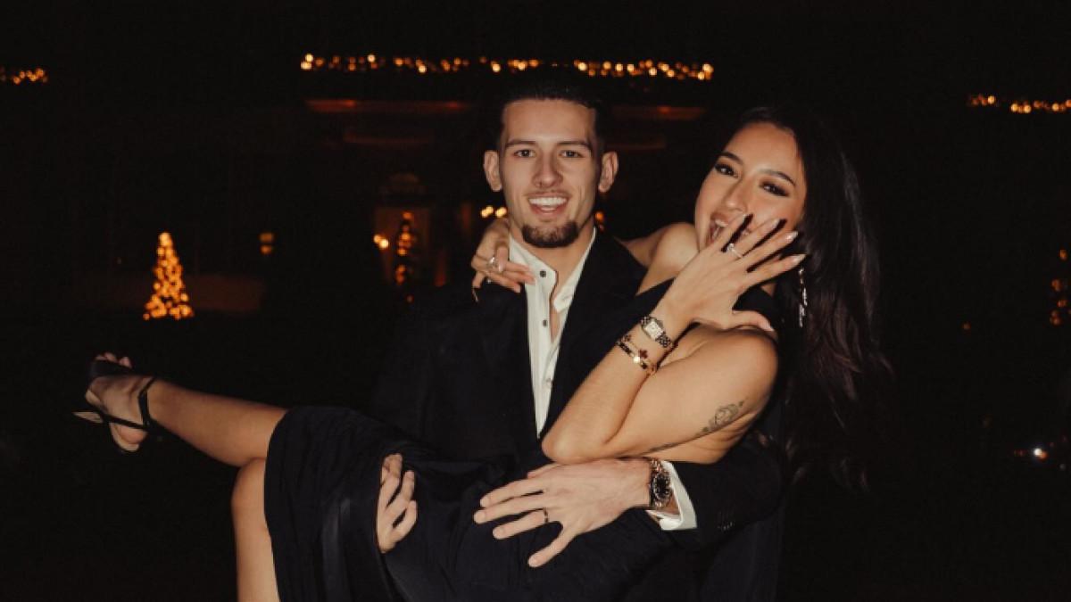 JENNIFER COPPEN DILAMAR - Pesepak bola Justin Hubner lamar artis Jennifer Coppen.