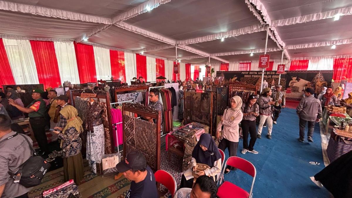 JARUM FAIR 2025 -  Pemerintah Desa Jarum, Kecamatan Bayat, Klaten kembali menggelar Jarum Fair 2025 bertema IKM Jarum Naik Kelas, The Real Inovation of Jarum Village di Kompleks Joglo Homestay Mojoarum, 21–23 Agustus 2025.