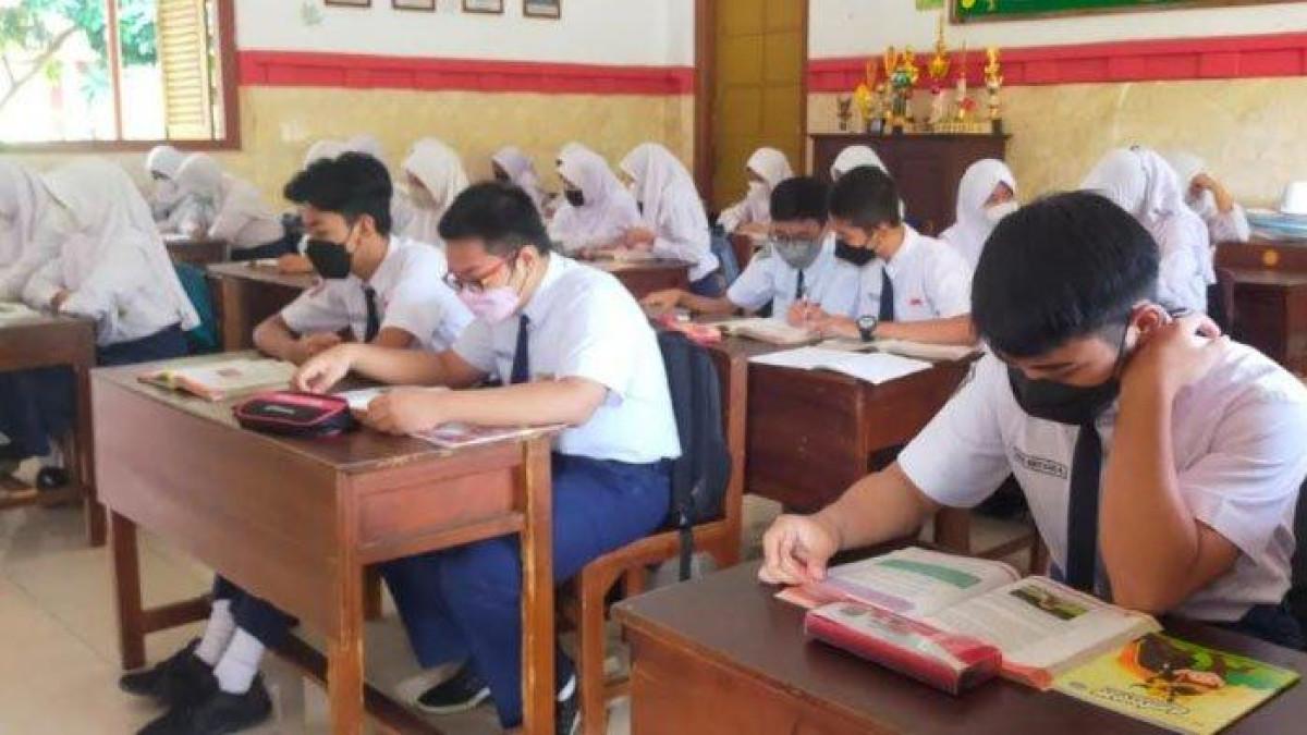 10 Kunci Jawaban IPS Kelas 9 Halaman 121: Rendahnya Akses Keuangan Digital di Indonesia