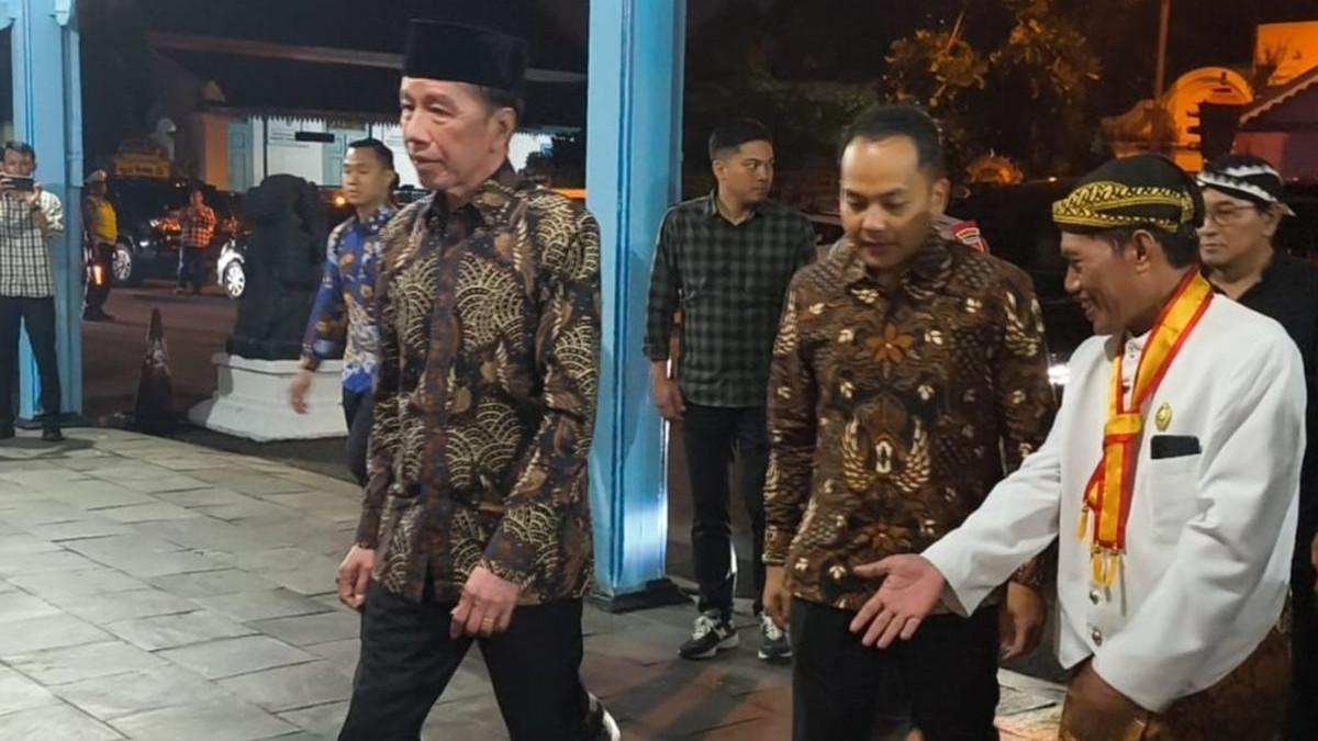 RAJA SOLO MENINGGAL - Presiden RI ke-7 Joko Widodo (Jokowi) melayat Raja Keraton Kasunanan Surakarta Hadiningrat, Kanjeng Sinuhun Paku Buwono (PB) XIII, di Sasana Parasdya, Keraton Kasunanan Solo, pada Minggu (2/11/2025) malam.