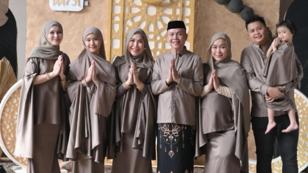 LEBARAN KELUARGA AYU TING TING - Ayu Ting Ting bersama keluarga berjalan menuju masjid di Depok, Jawa Barat, saat melaksanakan Salat Idul Fitri 1447 Hijriah.