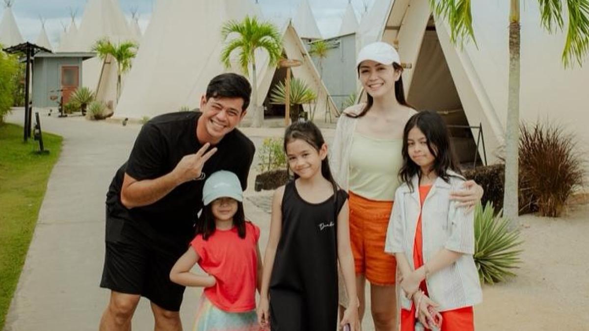 KELUARGA SURYA INSOMNIA - Surya Insomnia bersama istrinya, Tyara Renata dan anak-anak mereka.