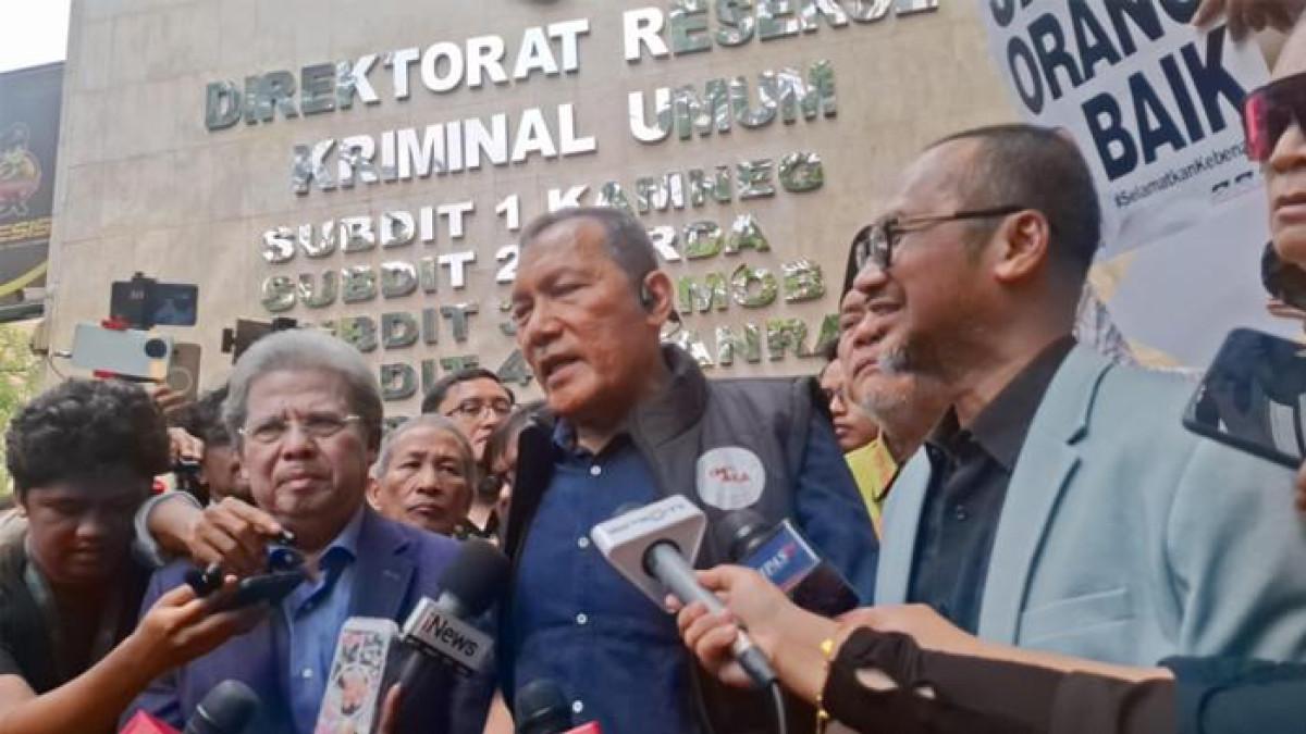 KPK USUT WHOOSH - Dalam foto: Mantan pimpinan KPK Saut Situmorang saat menemani Abraham Samad yang akan diperiksa terkait kasus polemik ijazah Presiden RI ke-7, Joko Widodo (Jokowi) di Polda Metro Jaya, Rabu (13/8/2025). Wakil Ketua Komisi Pemberantasan Korupsi (KPK) periode 2015-2019, Saut Situmorang. menanggapi dugaan bahwa lembaga anti-rasuah tersebut takut mengusut dugaan korupsi dalam proyek Kereta Cepat Jakarta-Bandung (KCJB) alias Whoosh.