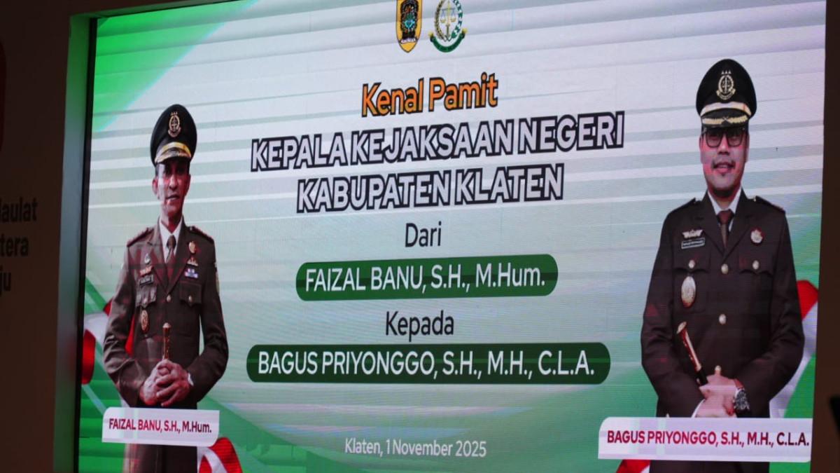KENAL PAMIT KAJARI - Kenal Pamit Kepala Kejari Klaten dari Faizal Banu kepada Bagus Priyonggo, di Pendopo Pemkab Klaten, Sabtu (2/11/2025) malam.